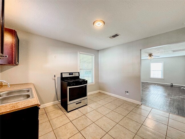 Building Photo - 6714 Dillon St