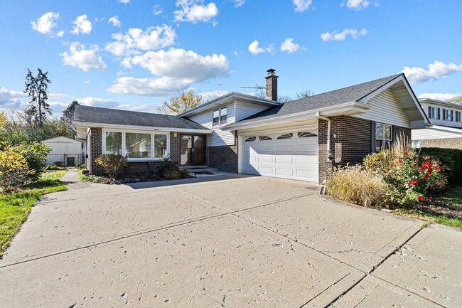 Primary Photo - 2430 S Shag Bark Trail