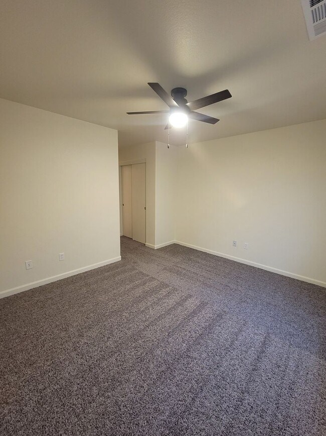 Building Photo - 3 bedroom 2 bath SW Visalia Home