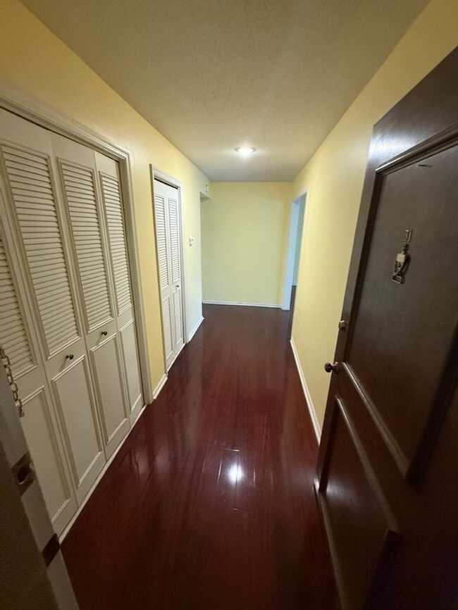 Building Photo - Fantastic Centrally Located Condo