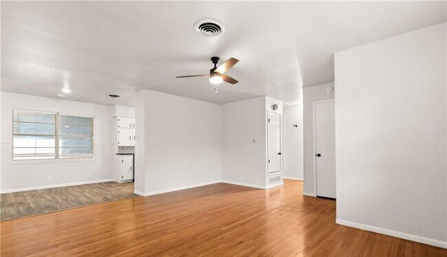 Building Photo - Renovated 4-bedroom 1.5 bathroom home!  Housing accepted! $500 off first months rent!