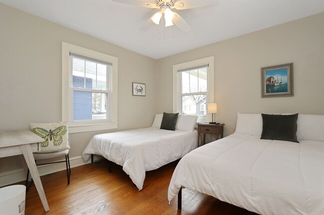 Building Photo - 215 E Cummings Ave