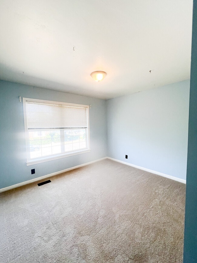 Building Photo - Stylish Light & Bright Space in the Heart ...