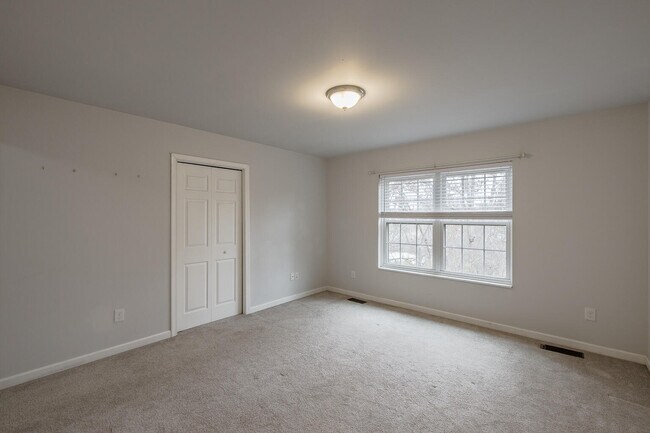 Building Photo - 324 Stratford Ln