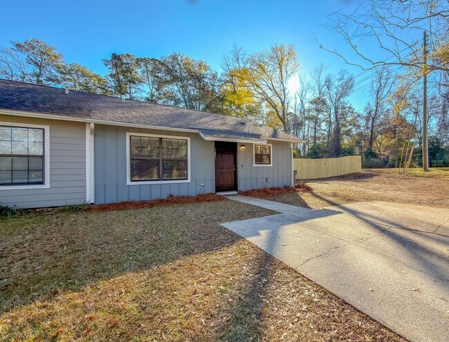 Building Photo - LOVELY & Modern NW 2/1 w/ New Flooring & Huge Privacy Fenced Yard that Inc Lawn Maintenance! Avai...