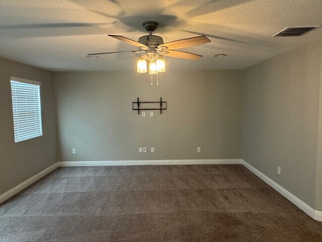 Building Photo - Spacious 5-Bedroom Riverview Home