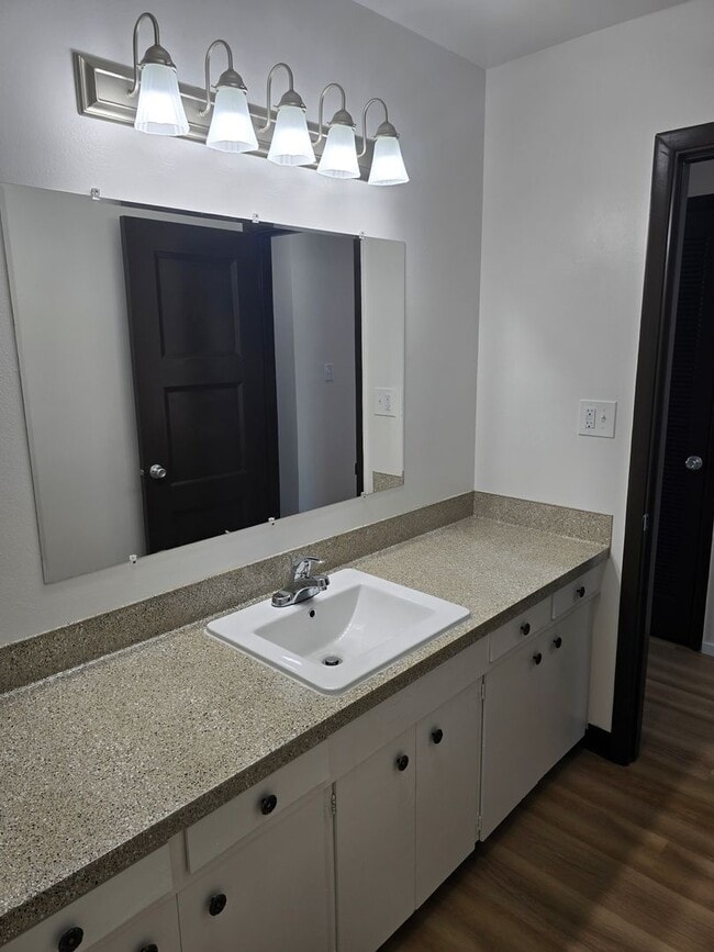 Building Photo - *!*!* Rent Ready Upstairs Pet Friendly 3 B...