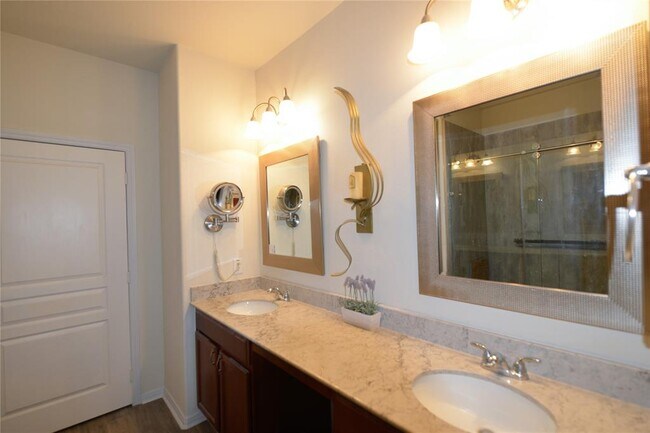 Building Photo - 1211 Majestic Oak