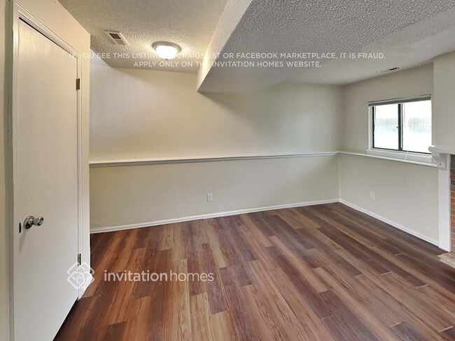 Building Photo - 9525 W David Ave