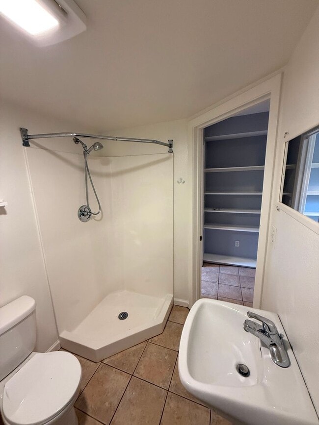 Building Photo - UPDATED BRIGHT 1500/ft 3BR/2BR+Bonus+1GR H...