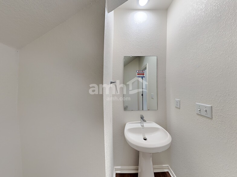 Building Photo - 413 Pebble Bend