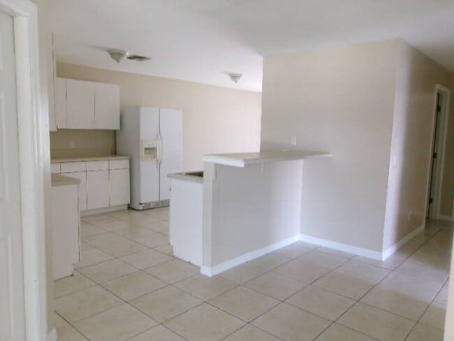 Building Photo - ONE MONTH FREE RENT!! SW Cape 3/2/1 Duplex Avail Now