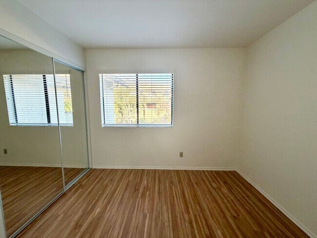Building Photo - Light-filled, two-story 3-bedroom, 2.5-bath condo in the heart of Thousand Oaks!