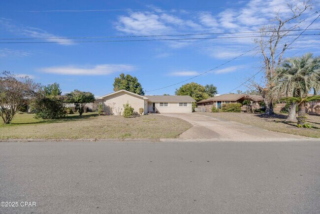 Building Photo - 205 Sunset Ln