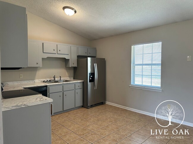 Building Photo - MOVE IN SPECIAL: $500 OFF 1ST MONTH'S RENT!**