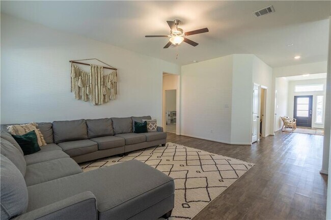 Building Photo - 104 Cascia Cir