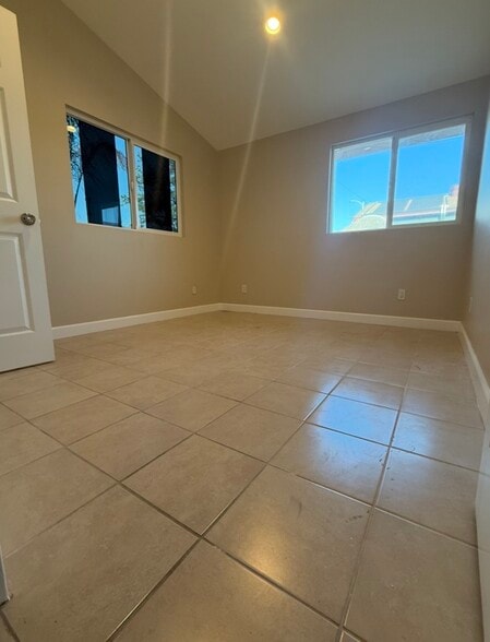 Building Photo - 830 N Modena St