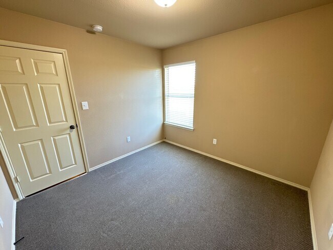 Building Photo - 2725 Lovers Lane Rd