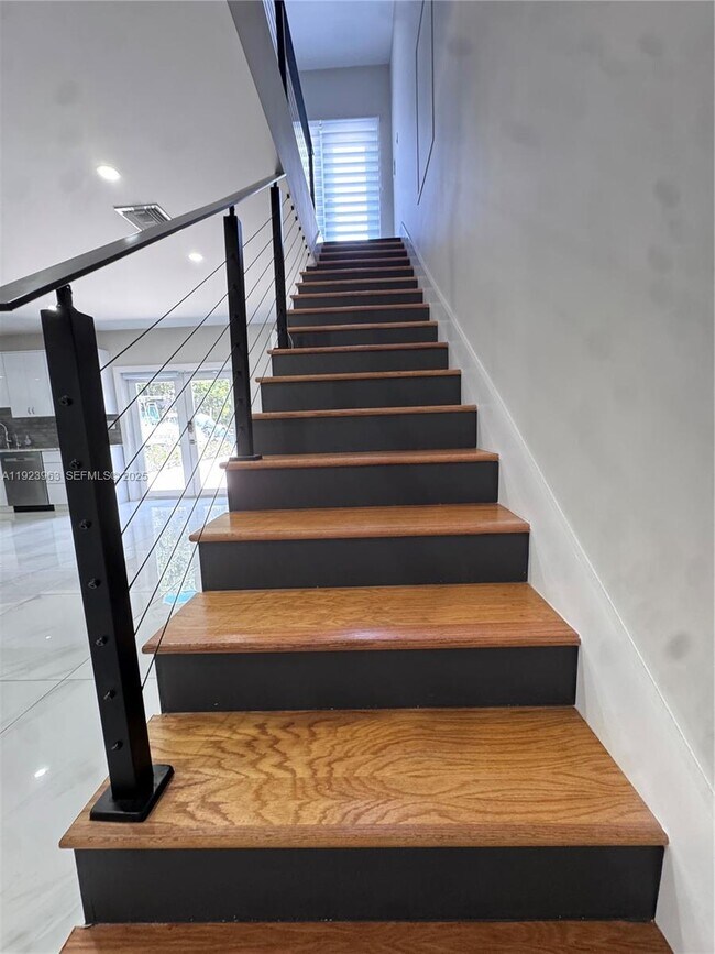 Building Photo - 755 N Crescent Dr