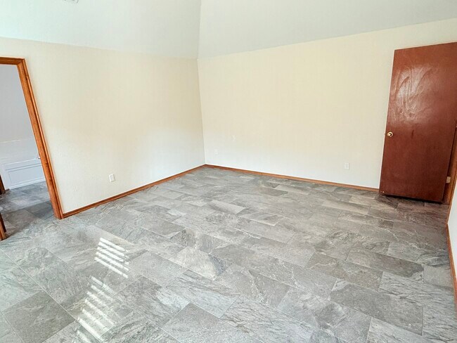 Building Photo - 700 Eastview Dr