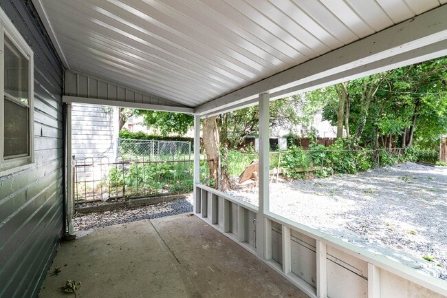 Building Photo - 3 Bedroom 2 Bathroom Home