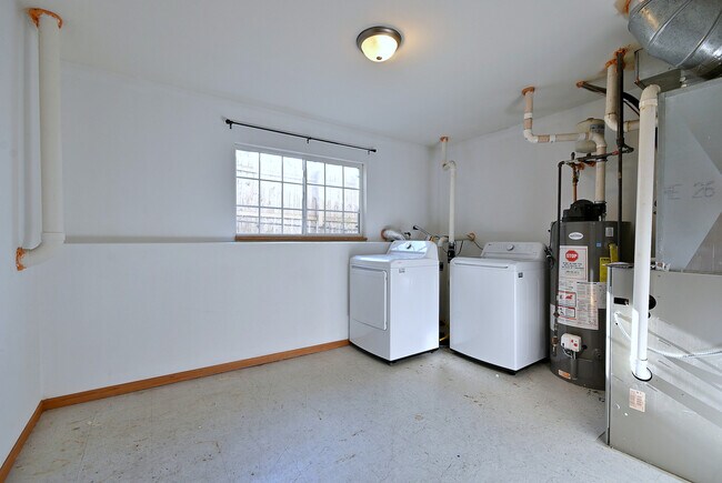 Building Photo - 19 E Pineview Dr