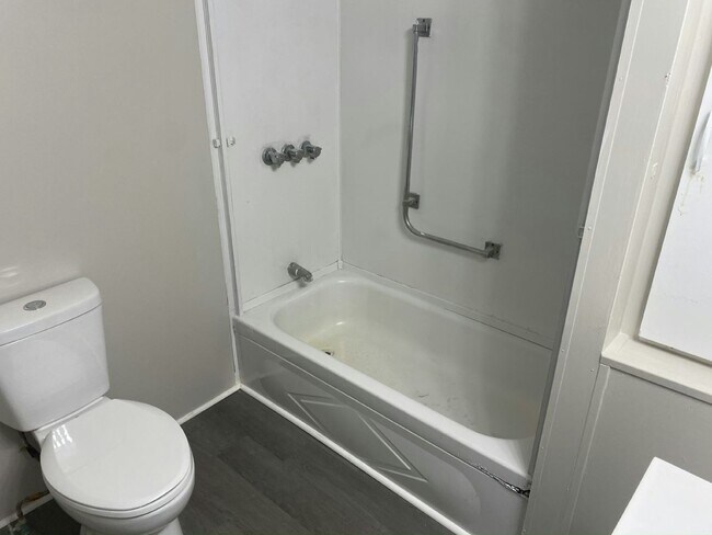 Building Photo - 5 Crest Ave