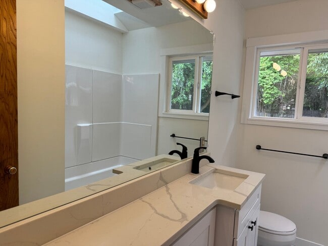 Building Photo - Beautiful 3 bedroom 1.5 bath house with a huge yard!