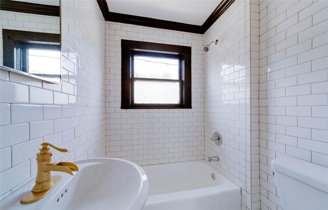 Building Photo - Efficiency Garage Apartment in the Histori...