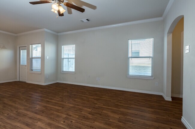 Building Photo - Great 3 bed/2 bath Home Backing onto Holland Park Recreation Area/Trail!!