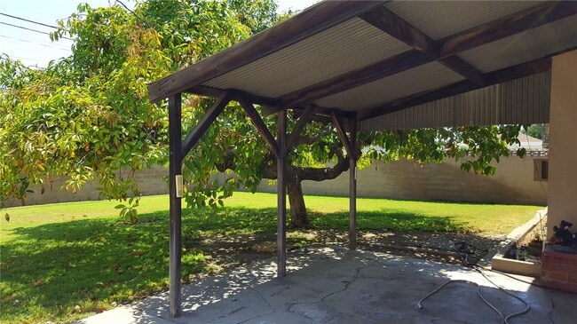 Building Photo - 609 W 5th St