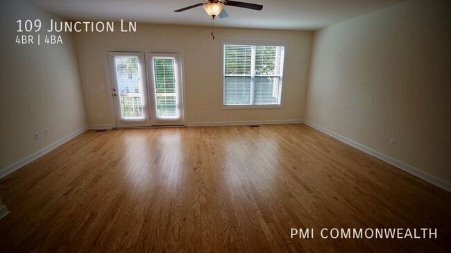 Building Photo - 4 Bed / 3 Bath Townhouse (Available 8/10/25)