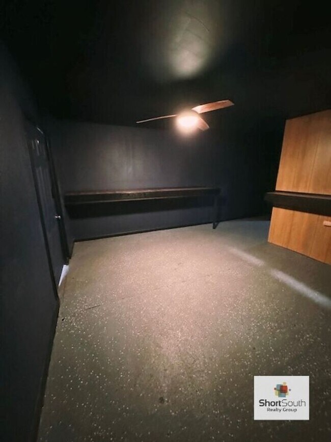 Building Photo - Nice main floor commercial space for rent