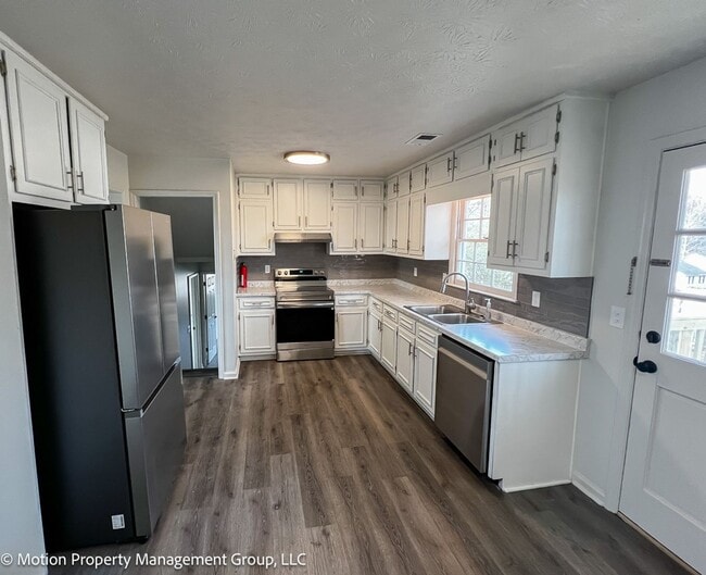 Building Photo - 1330 Hillcrest Dr