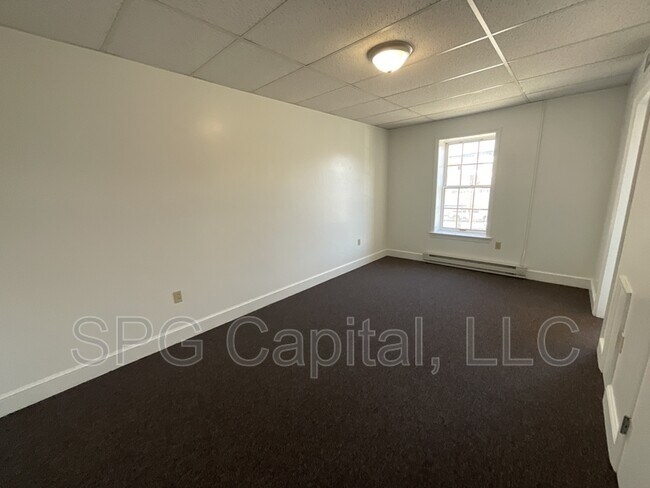 Building Photo - 5 Center Square