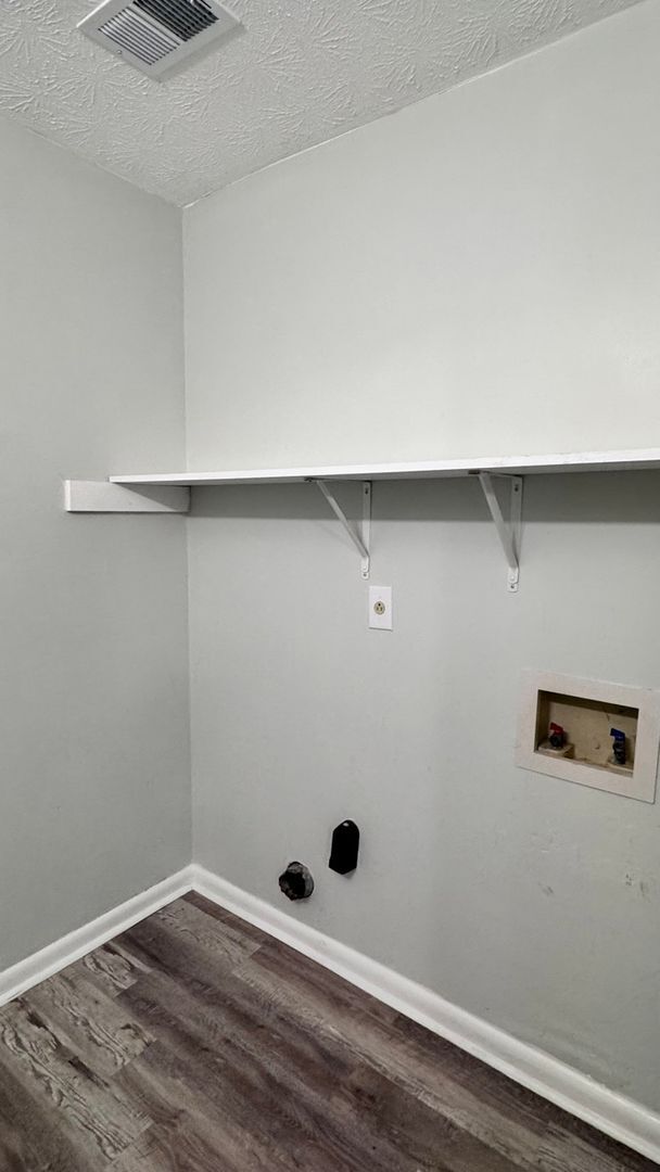 Building Photo - 2BR/1.5BA End Unit Townhome Near Downtown Snellville!