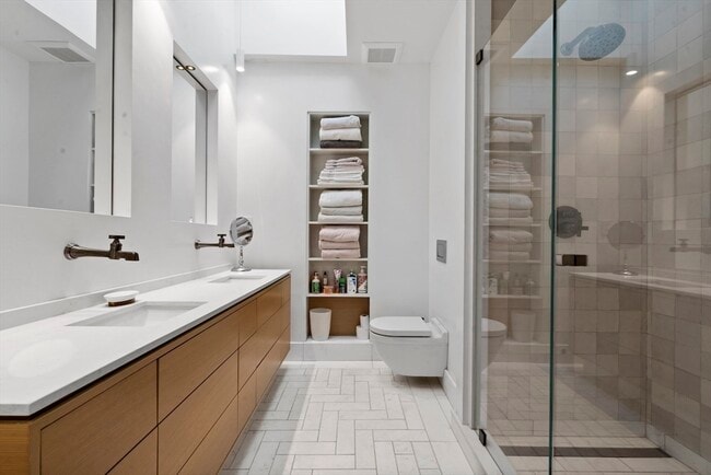 Building Photo - 15 Regent Cir