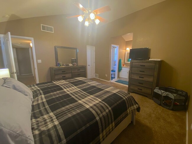 Building Photo - East El Paso 3 bed Refrig A/C w/Loft!