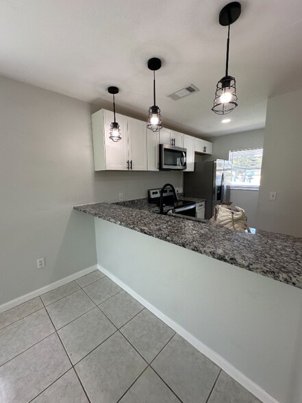 Building Photo - 203 Golf Club Ln