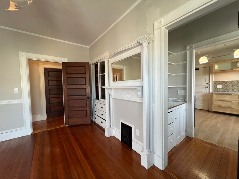 Building Photo - 107 Oxford St