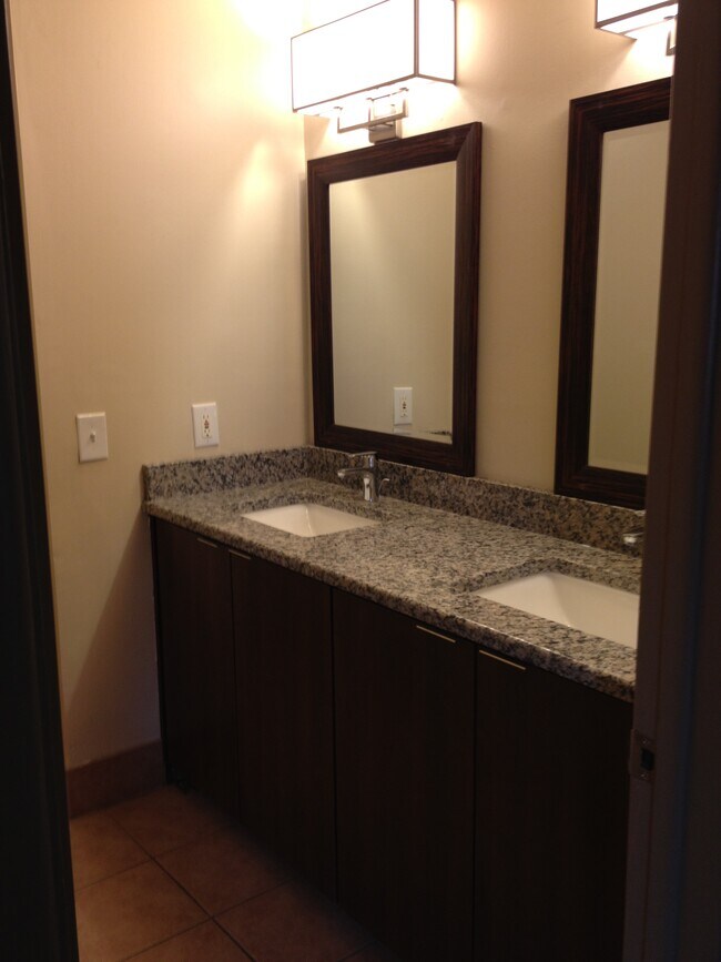 Two-Bedroom Reno Bathroom - 817 Arch St