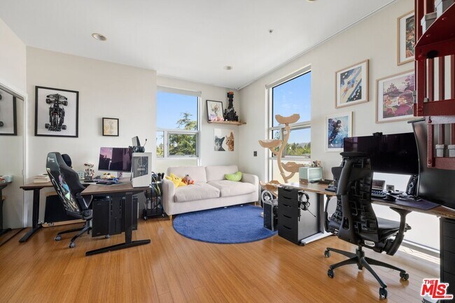 Building Photo - 140 S Gramercy Pl