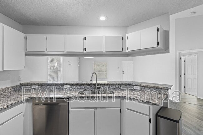 Building Photo - 7515 S Westshore Blvd