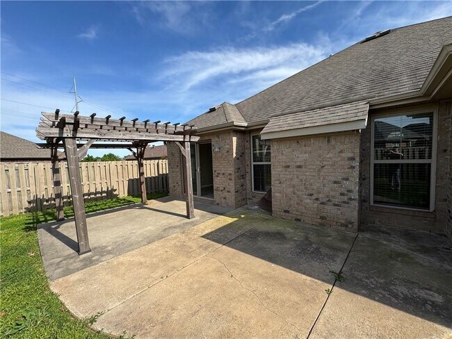 Building Photo - 3800 SW Town Vu Rd