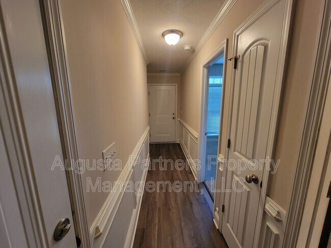 Building Photo - 640 Vista Dr