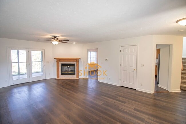 Building Photo - LARGE TOWNHOME - LOTS OF SPACE!
