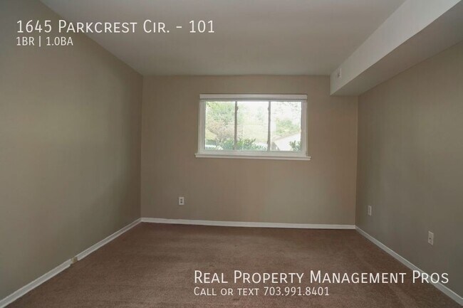 Building Photo - 1645 Parkcrest Cir