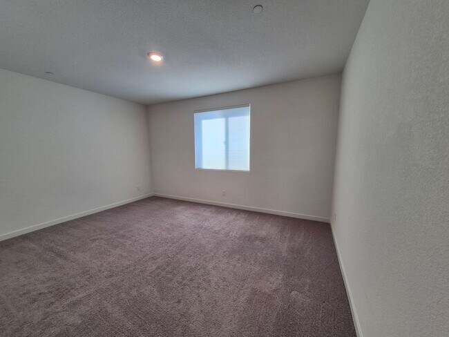 Building Photo - Gorgeous 4 Bedroom 3.5 bath with loft