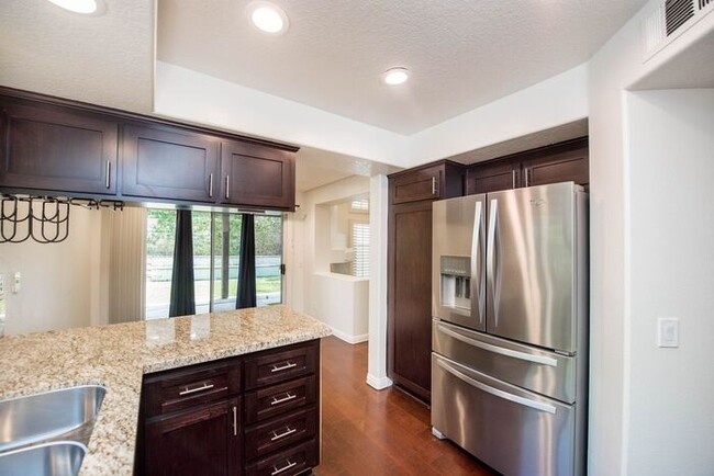 Building Photo - Anaheim Hills Beauty