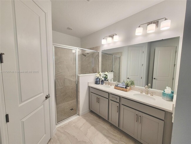 Building Photo - 5647 Ficus Aurea St